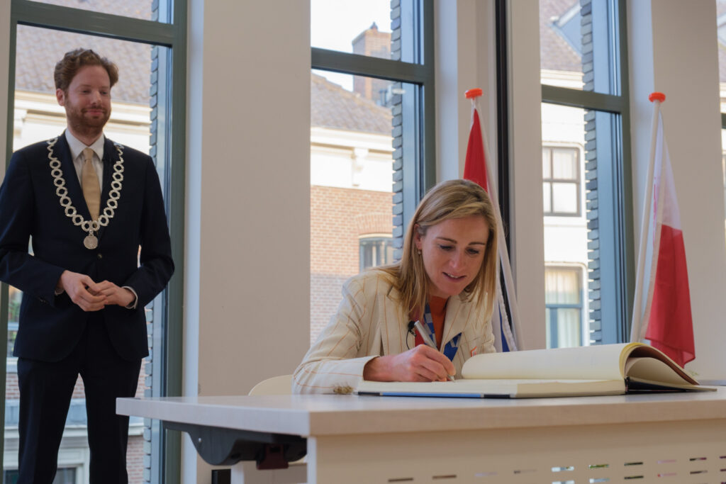 Annemiek van Vleuten tekent het Wagenings gedenkboek tijdens haar huldiging in Wageningen
