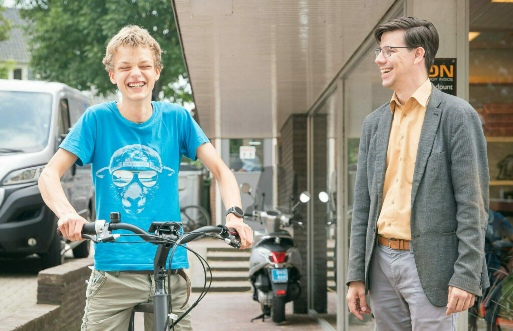 Wethouder de Haan overhandigt e-bike aan scholier