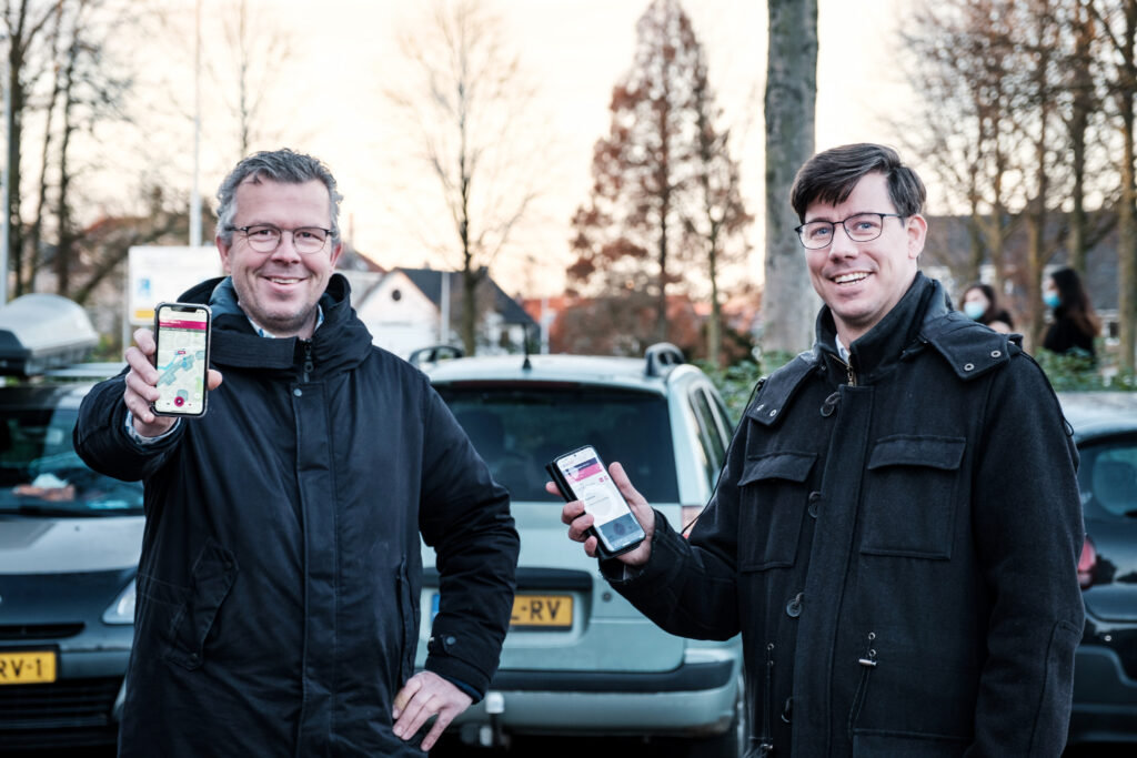 Wethouder Peter de Haan en centrummanager Robert Frijlink met de EasyPark-app