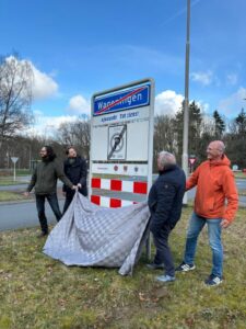 Wethouder onthult bord dialect