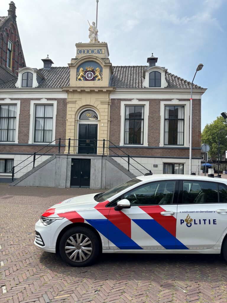 Politie auto geparkeerd voor het Stadhuis Wageningen