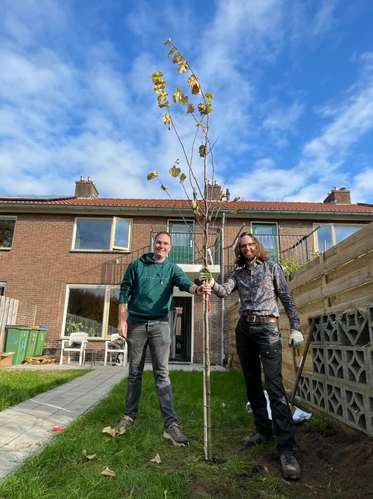 Wethouder Erik-Jan Bijleveld plant een boom
