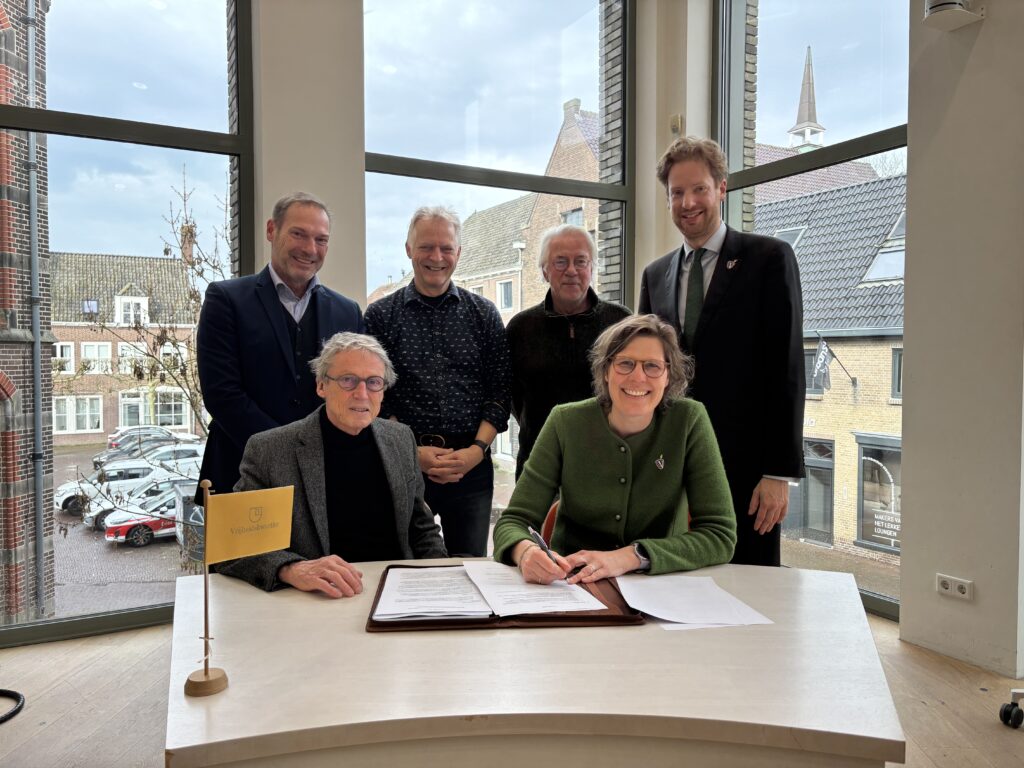 Initiatiefnemers uit de stad en de gemeente ondertekenen het samenwerkingskader